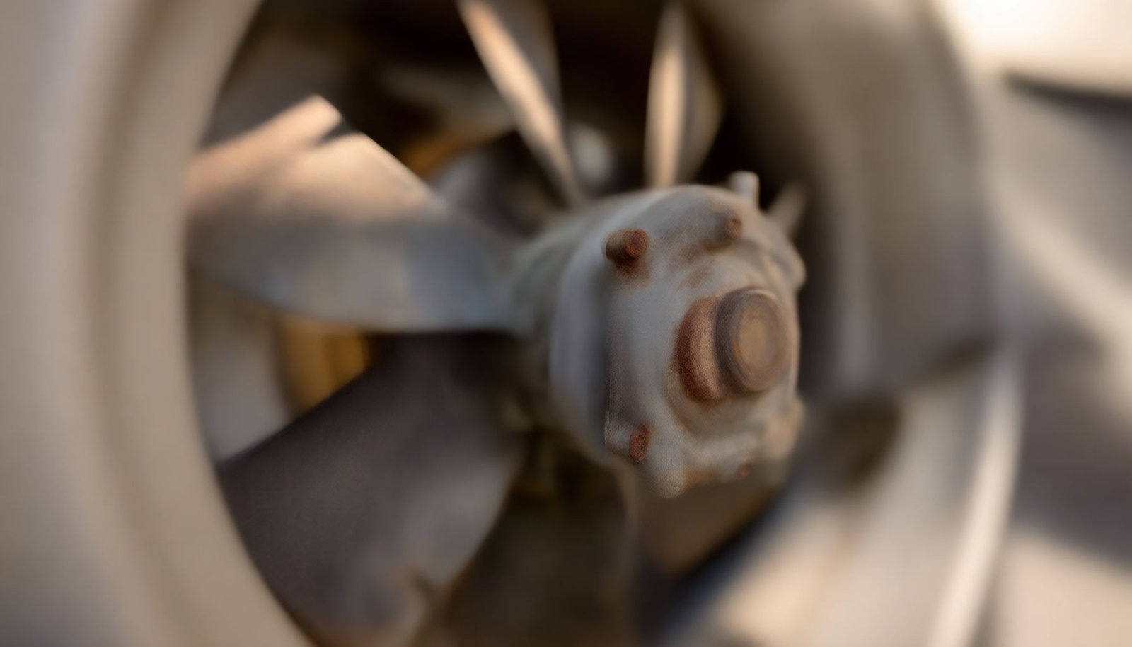 AC so loud all of a sudden close-up view